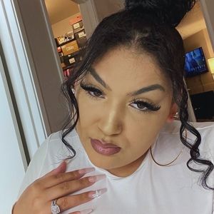 Meet your Posher, Dominique